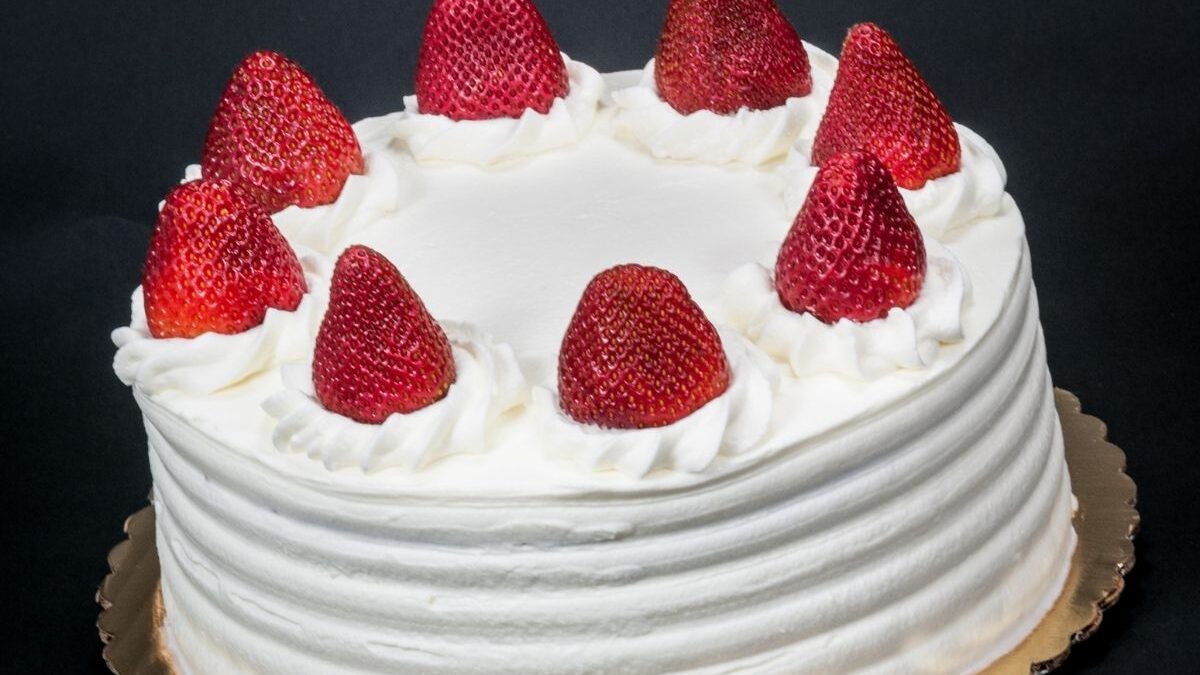 Recipe: Strawberry Coconut Cake