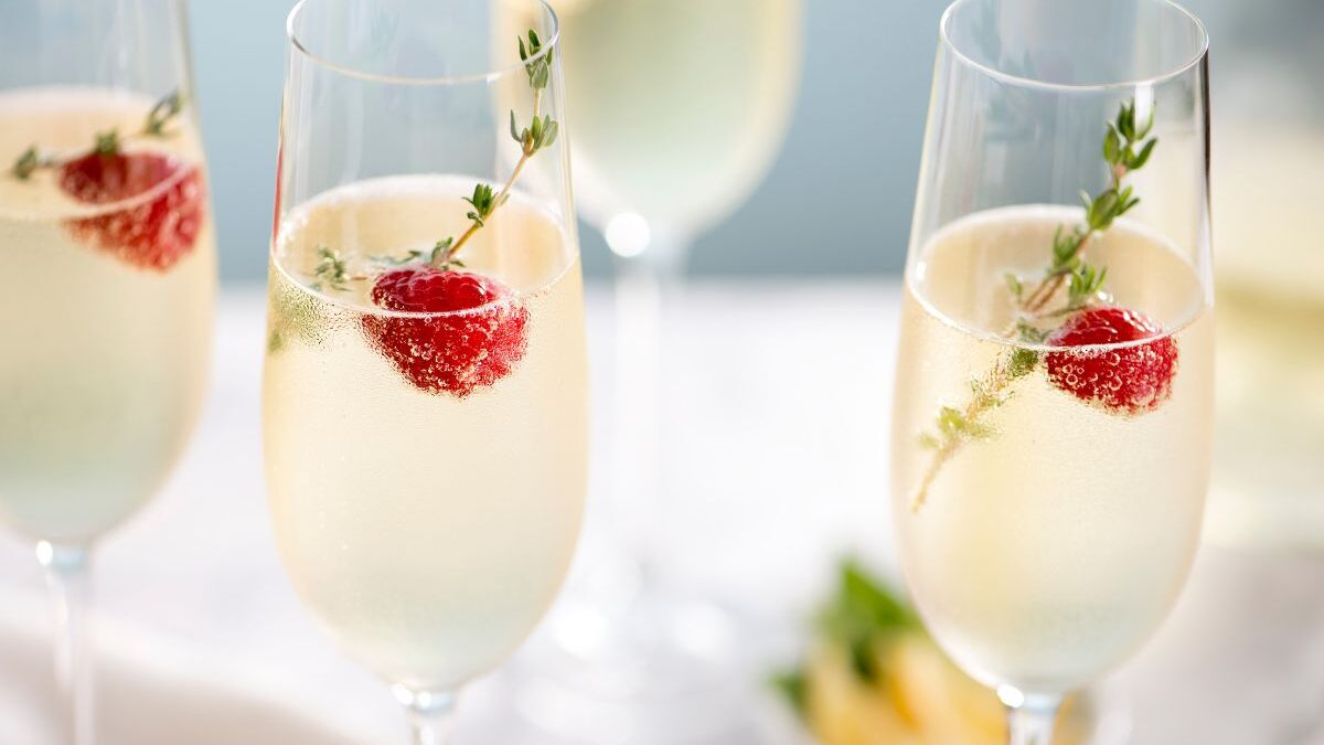 Recipe: Elderflower Champagne Cocktail—A Bubbly Floral Delight ✨