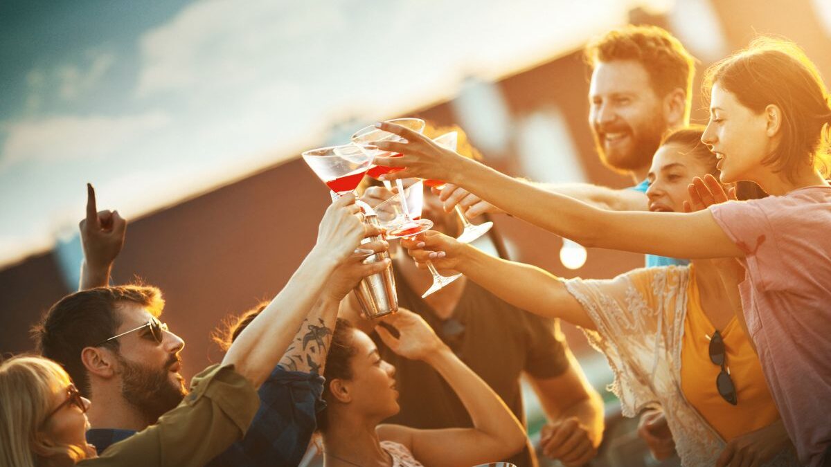 Sunset Cocktail Party: Perfect Drinks and Tips for a Quick Gathering Before Your Night Out